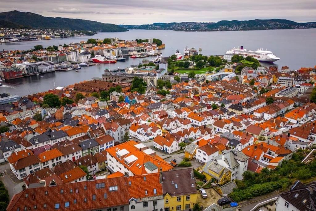 Apartamento I Bergens Vakreste Gate - Nydelig Utsikt Over Innseilingen Til Bergen!