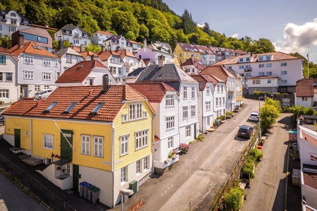I Bergens Vakreste Gate - Nydelig Utsikt Over Innseilingen Til Bergen! Apartamento *