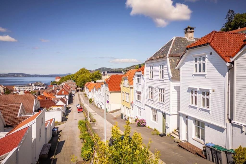 I Bergens Vakreste Gate - Nydelig Utsikt Over Innseilingen Til Bergen! Apartamento Bergen