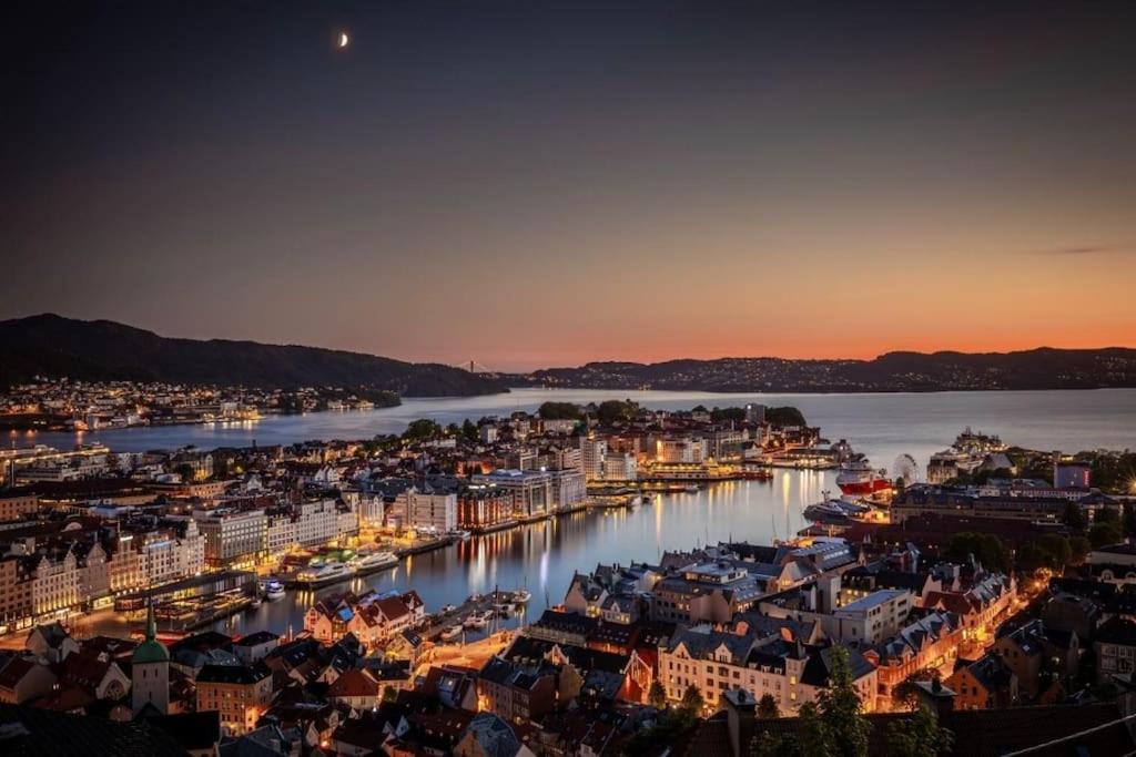 I Bergens Vakreste Gate - Nydelig Utsikt Over Innseilingen Til Bergen! Apartamento Bergen