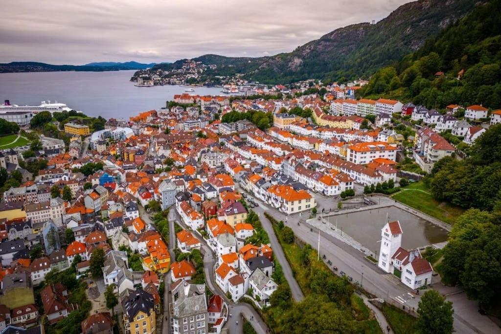 I Bergens Vakreste Gate - Nydelig Utsikt Over Innseilingen Til Bergen! Apartamento