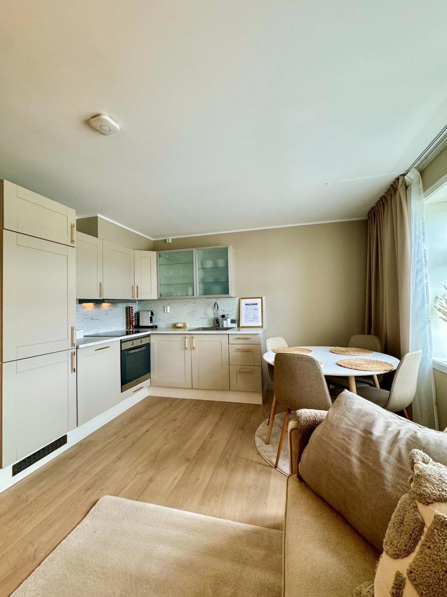 I Bergens Vakreste Gate - Nydelig Utsikt Over Innseilingen Til Bergen! Apartamento